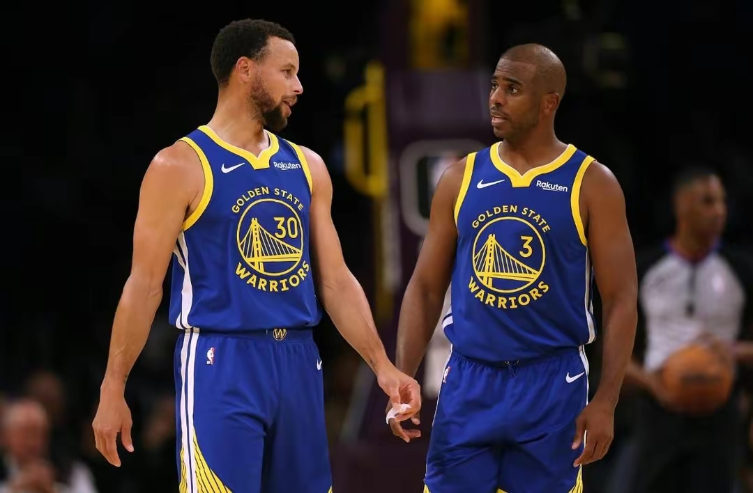 包含库里复出首秀出彩,菲尼克斯太阳主场鏖战多特蒙德,豪取13连胜的词条